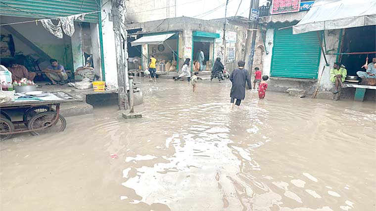 پنڈی بھٹیاں :نکاسی آب کا نظام بند ،سڑکیں اور گلیاں جھیل 