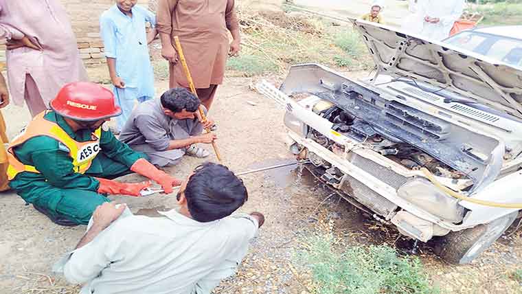  گاڑی کے بونٹ میں سانپ داخل 