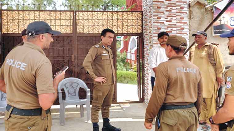  ڈسٹرکٹ پولیس آفیسرکا رات گئے  تھانہ سااہیوال اور ترکھانوالہ کا دورہ 
