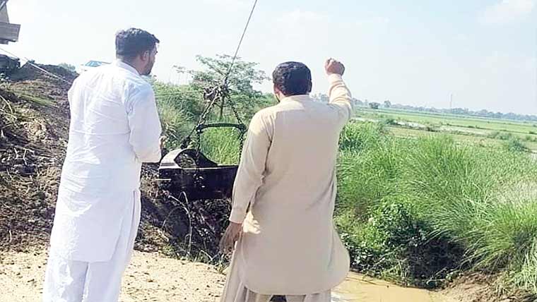 کالو چیمہ پر سیم نالے کا بند ٹوٹ گیا، پورا گا ئو ں زیر آب 