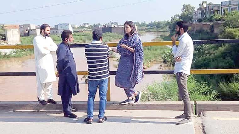 ڈپٹی کمشنر کا دورہ جلالپور جٹاں ، فلیش  فلڈ سے نمٹنے کیلئے تیاریوں کا جائزہ 