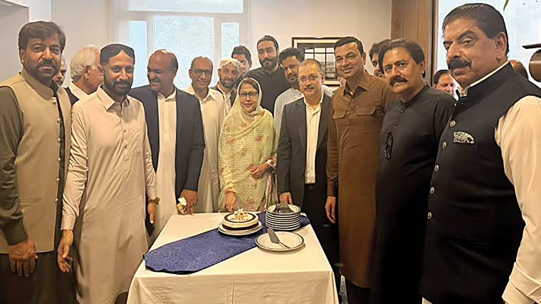 صدر زرداری کی 71ویں  سالگرہ ، کیک کاٹا گیا 