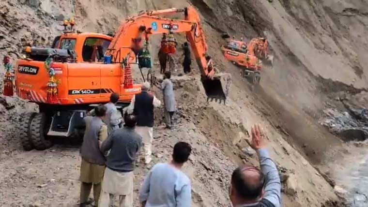 استور:روڈ بحالی کے دوران لینڈ سلائیڈنگ ایکسکیویٹر ملبے تلے دب گیا، آپریٹر محفوظ رہا 