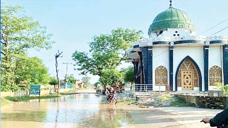  غازی عامر چیمہ شہید کے مزار کے سامنے گندا پانی جمع 