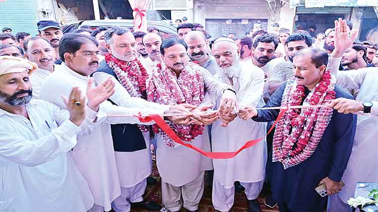 عمر ٹریڈرز یو ٹی سٹارز کی نئی برانچ  کا نوشہرہ ورکاں میں افتتاح 