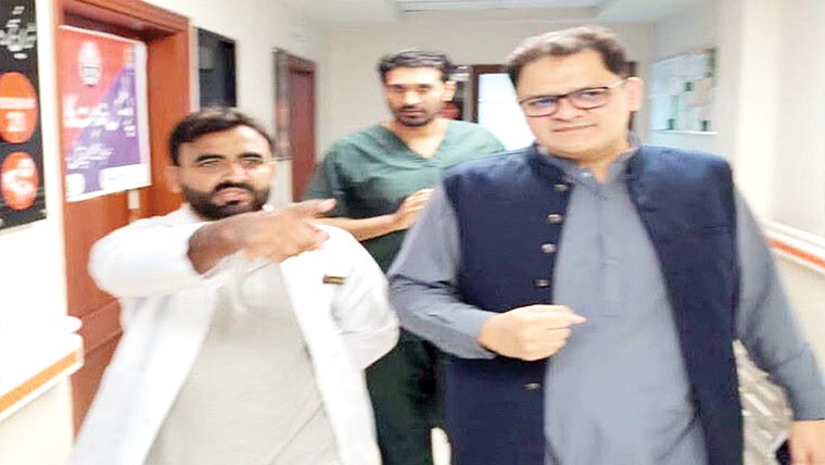 ڈپٹی کمشنر سیالکوٹ کاسردار بیگم  ٹیچنگ ہسپتال کا اچانک دورہ 
