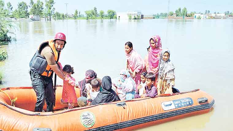 نالہ اوور فلو ہونے سے ڈیرے پر بچے اور خواتین پھنس گئے 
