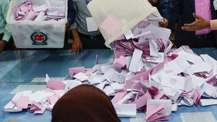 آزاد کشمیر الیکشن : ن لیگ 9، پیپلز پارٹی 4، پہلے مرحلے میں 13 نشستوں پر پولنگ کے نتائج آگئے، سابق وزیراعظم انوارالحق کو شکست 