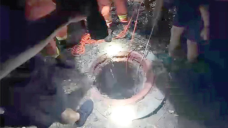 بیوی کے گٹر میں گرنے پر شوہر بھی ساتھ رہنے کیلئے کود پڑا