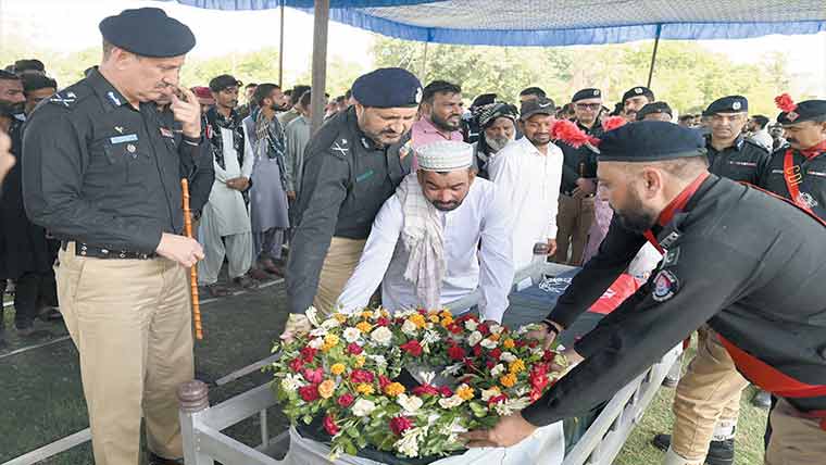 ڈاکوؤں سے مقابلے میں شہید پولیس کانسٹیبل کی نماز جنازہ ادا کردی گئی