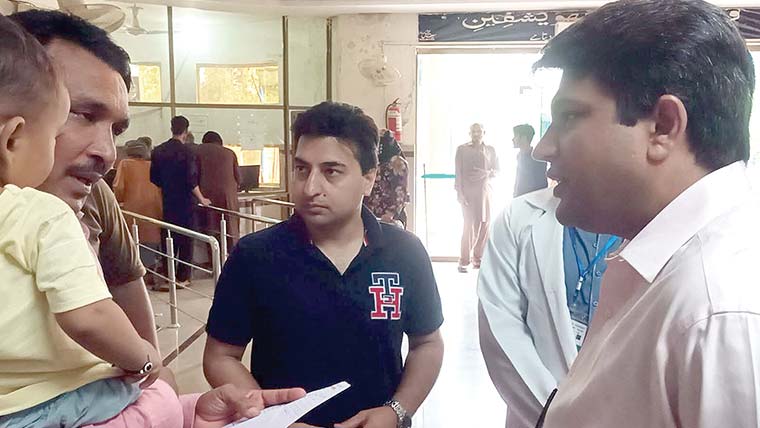 ڈپٹی کمشنر سرگودھا کاتحصیل  ہیڈکوارٹر ہسپتال کوٹ مومن کا دورہ 