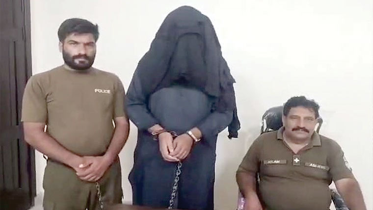  تشدد کیس، استاد کوہتھکڑیاں، منہ پر کپڑا ڈال دیا، ویڈیو وائرل 