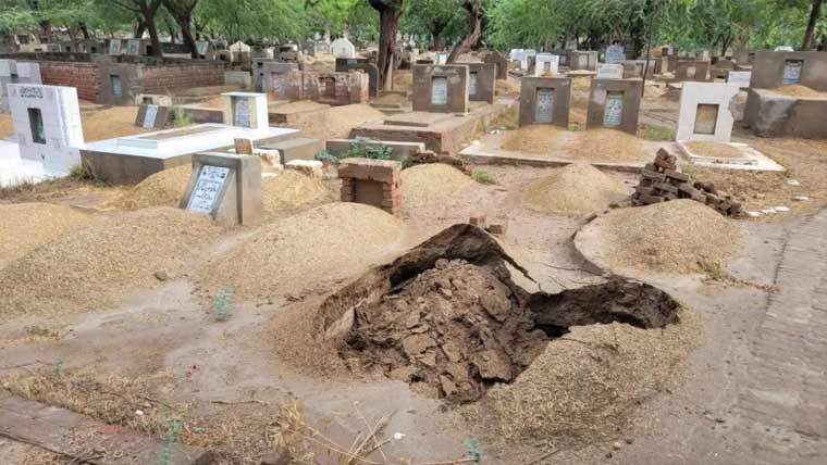  ما موں کانجن :بارش سے قبرستان میں کئی قبریں زمین بوس