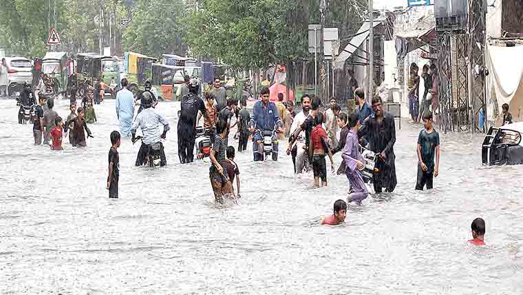  لاہور سمیت کئی علاقوں میں شدید حبس کے بعد بارش 