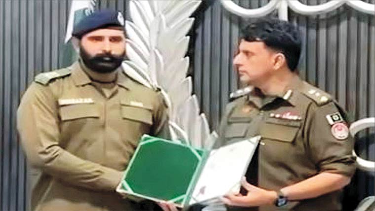 ایس ایچ او تھانہ سٹی کو شاندار کارکردگی  پر سی سی ٹو سرٹیفکیٹ سے نوازا گیا