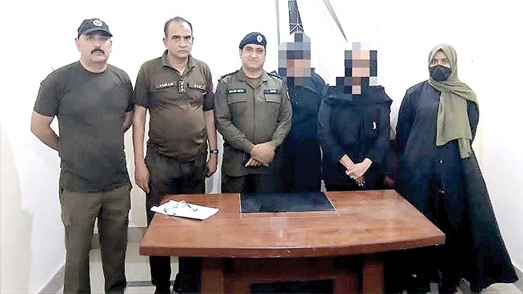وزیر اعلیٰ مانیٹرنگ سیل کا رکن شکایت سیل کی چیئرپرسن بن کر فراڈ، 2 خواتین سمیت 4 افراد گرفتار