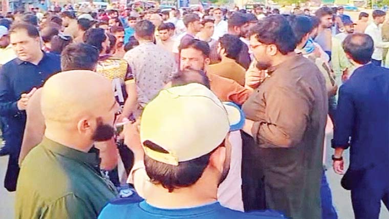 سیالکوٹ:رنگ روڈ کی نشاندہی کیخلاف علاقہ مکینوں کا احتجاج 
