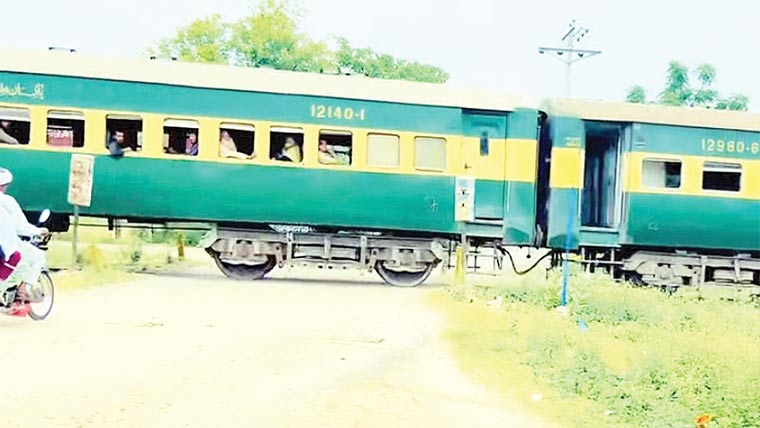 منچر چٹھہ ریلوے کراسنگ صدیوں بعد بھی پھاٹک سے محروم