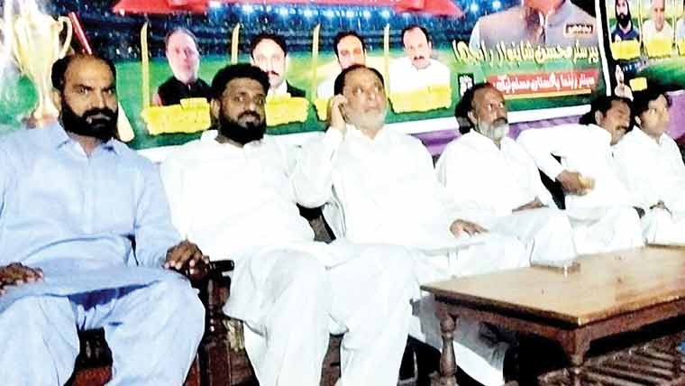 چک 76جنوبی میں فلڈ لائٹ کرکٹ ٹورنامنٹ کا شاندار آغاز