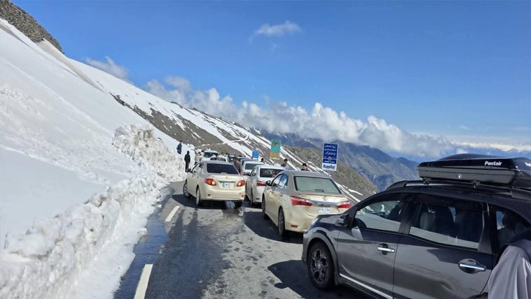 بابو سر روڈ کو برف ہٹانے کیلئے  3 روز کے لئے بند کردیاگیا