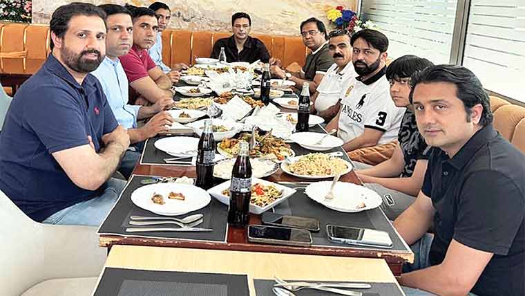 مونس الٰہی سے احتشام وڑائچ  اور ہارون خالد کی ملاقات 