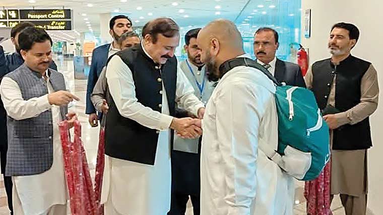  370 حجاج اسلام آباد پہنچ گئے ،ایئر پورٹ پر وفاقی وزیر طارق فضل نے استقبال کیا 