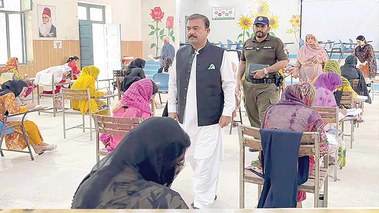ڈی سی جھنگ کا دورہ، امتحانات شفاف بنانے کی ہدایت