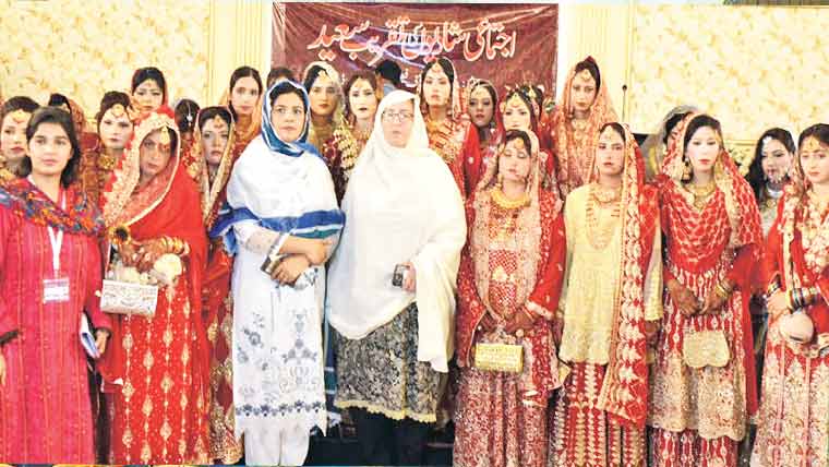  35 جوڑوں کی اجتماعی شادی، کمشنر مسرت جبیں کی شرکت