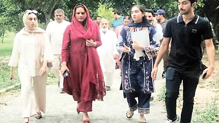 ڈپٹی کمشنر سیالکوٹ کا خیابان اقبال  پارک کینٹ کی اپ گریڈیشن کا جائزہ 