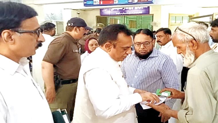  کمشنر سرگودھا کاڈاکٹر فیصل مسعود  ٹیچنگ ہسپتال سرگودھا کا اچانک دورہ 