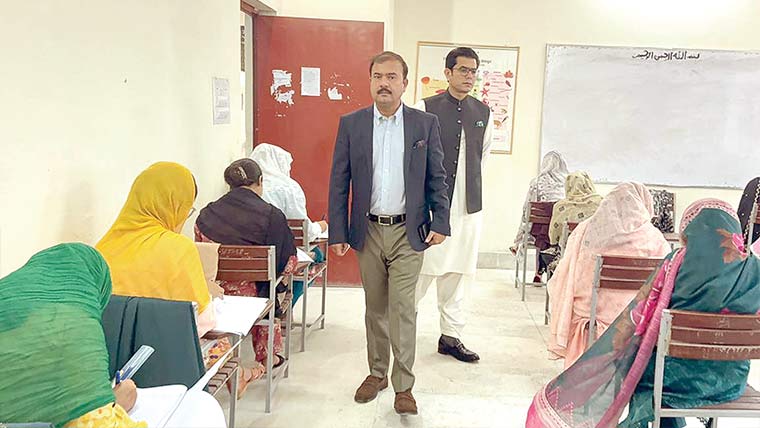 ڈپٹی کمشنر جھنگ کا امتحانی مراکز کا دورہ، انتظامات کا جائزہ