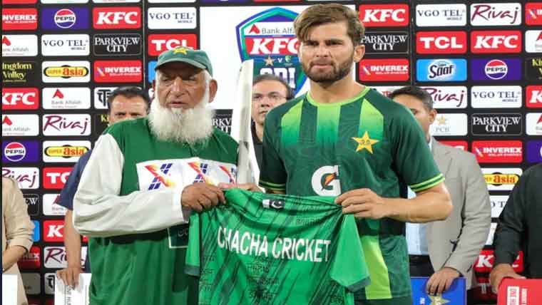 پی سی بی کا چاچا کرکٹ کو خراجِ تحسین  شاہین نے یادگاری شرٹ دی