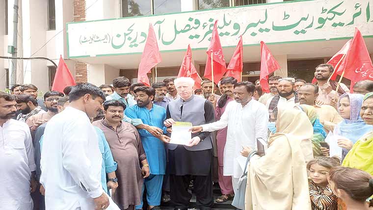  ورکرز کے حقوق کے تحفظ کیلئے احتجاج، چارٹر آف ڈیمانڈ پیش