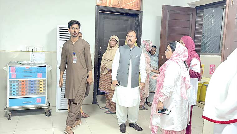ڈپٹی کمشنر جھنگ کا ڈی ایچ کیو ہسپتال کا دورہ، سہولیات کا جائزہ
