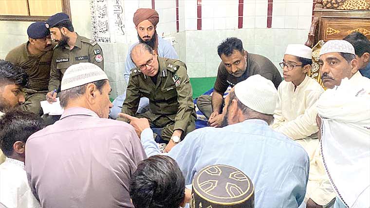  مسجد میں کھلی کچہری، مسائل حل کرنے کی یقین دہانی