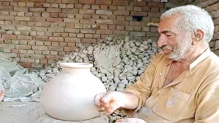 گرمیوں میں مٹی سے بنے مٹکوں کی اہمیت آج بھی برقرار 