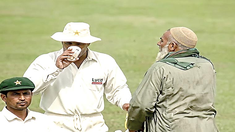 چاچا کرکٹ کی کھلاڑیوں کو لسی پلانے کی ویڈیو وائرل 