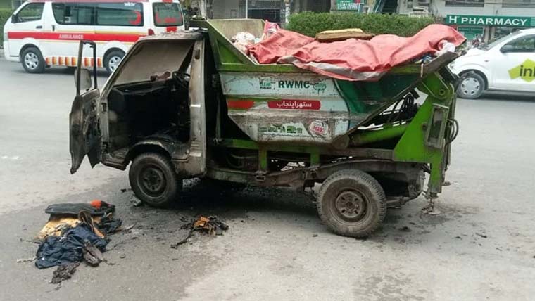 راولپنڈی، ستھرا پنجاب کی گاڑی میں آگ لگ گئی، مکمل تباہ