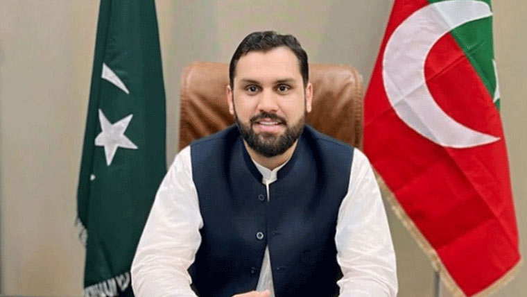وزیر تعلیم پختونخوا مینا خان آفریدی پشاور ایئرپورٹ پر آف لوڈ 