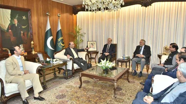  صدر ، وزیر اعظم  ملاقات  ، بجٹ میں پھر تاخیر : قومی اقتصادی کونسل کا اجلاس آج نہیں کل، بجٹ 12 جون کو پیش ہونے کا امکان ، عوامی فلاح ،صوبوں کے حقوق اور معاشی استحکام کو ترجیح دی جائے : زرداری