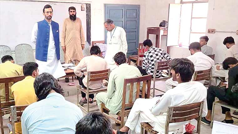 ڈپٹی کمشنر ٹوبہ کا امتحانی مرکز کا  دورہ، انتظامات پر اطمینان