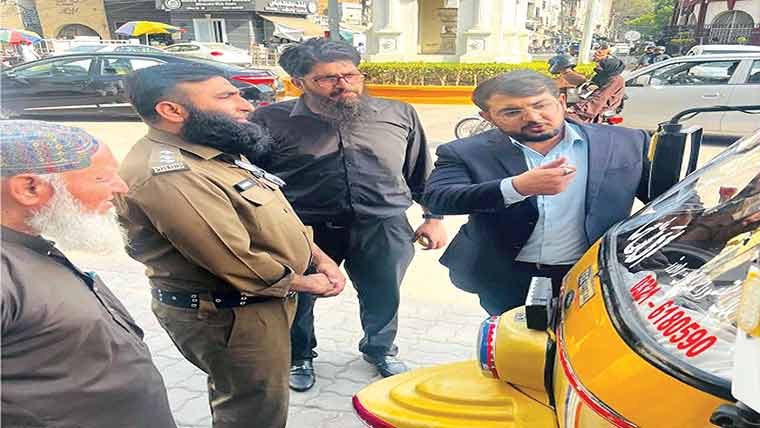 سیالکوٹ:سفر محفوظ بنانے کیلئے رکشوں میں پینک بٹن نصب 