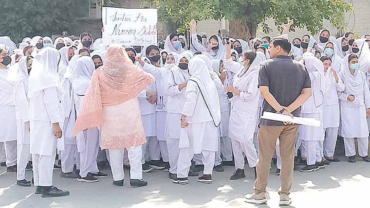 ڈی ایچ کیو ہسپتال جھنگ میں نرسنگ سٹوڈنٹس کا احتجاج