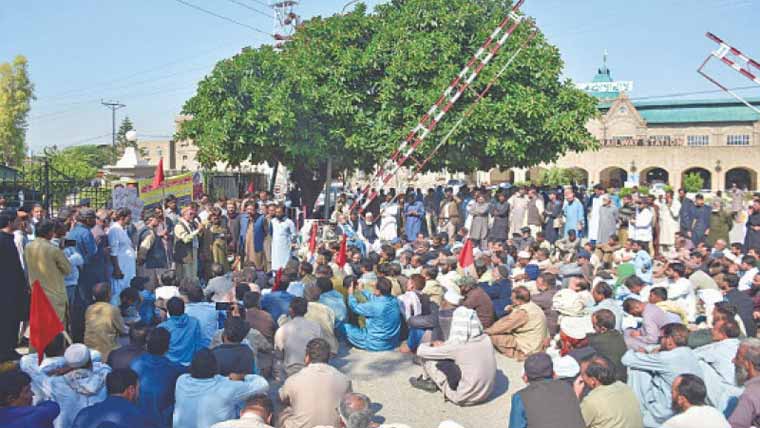 ریلوے ملازمین کا مطالبات کے حق میں احتجاج، نعرے بازی 