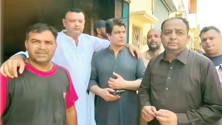 وزیرآباد:شیڈز ،سائن بورڈ نہ لگانے پر دکانیں سیل 