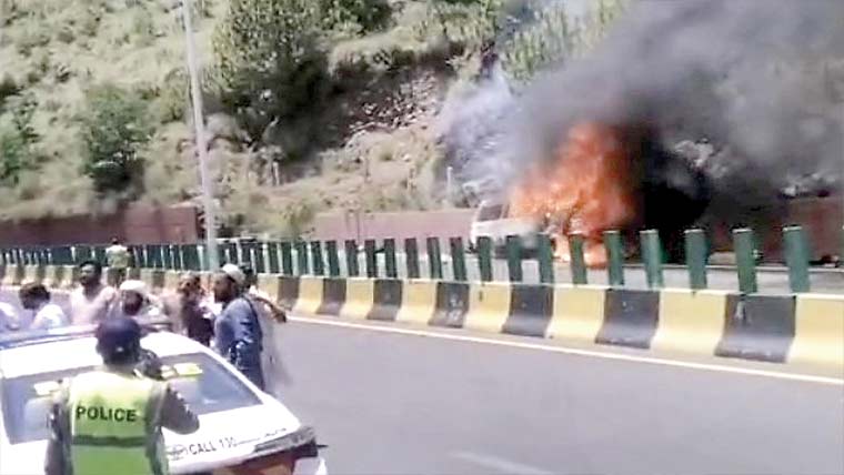 مری جانیوالی ویگن کو حادثہ، آتشزدگی، 10 سیاح جھلس کر جاں بحق، 13 زخمی 