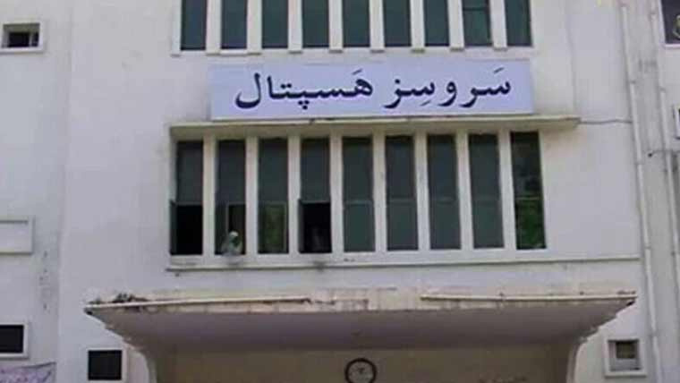  سروسز ہسپتال :مینول میڈیکو لیگل جاری کرنے پر 3 لیڈی ڈاکٹرز معطل 
