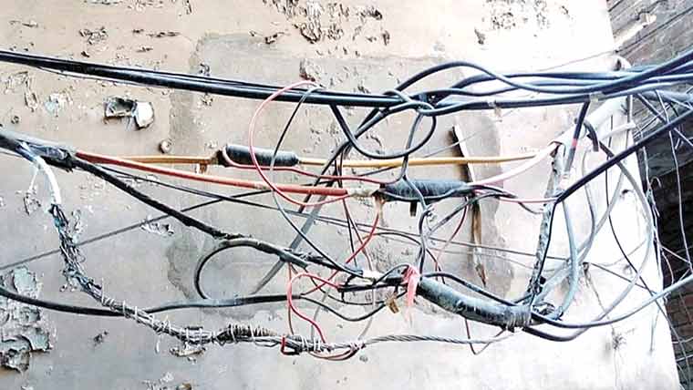  ڈسکہ:محلوں میں لٹکتی ننگی بجلی  کی تاریں، شہریوں میں خوف 