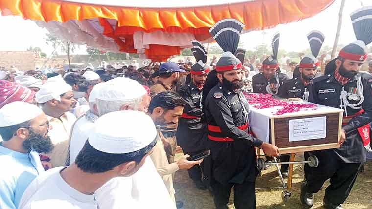 ہیلی کاپٹر حادثہ میں شہید رینجرز اہلکار آبائی گاؤں سپرد خاک 
