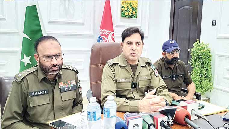 ایس پی انوسٹی گیشن کے رات کوتھانوں کے دورے 